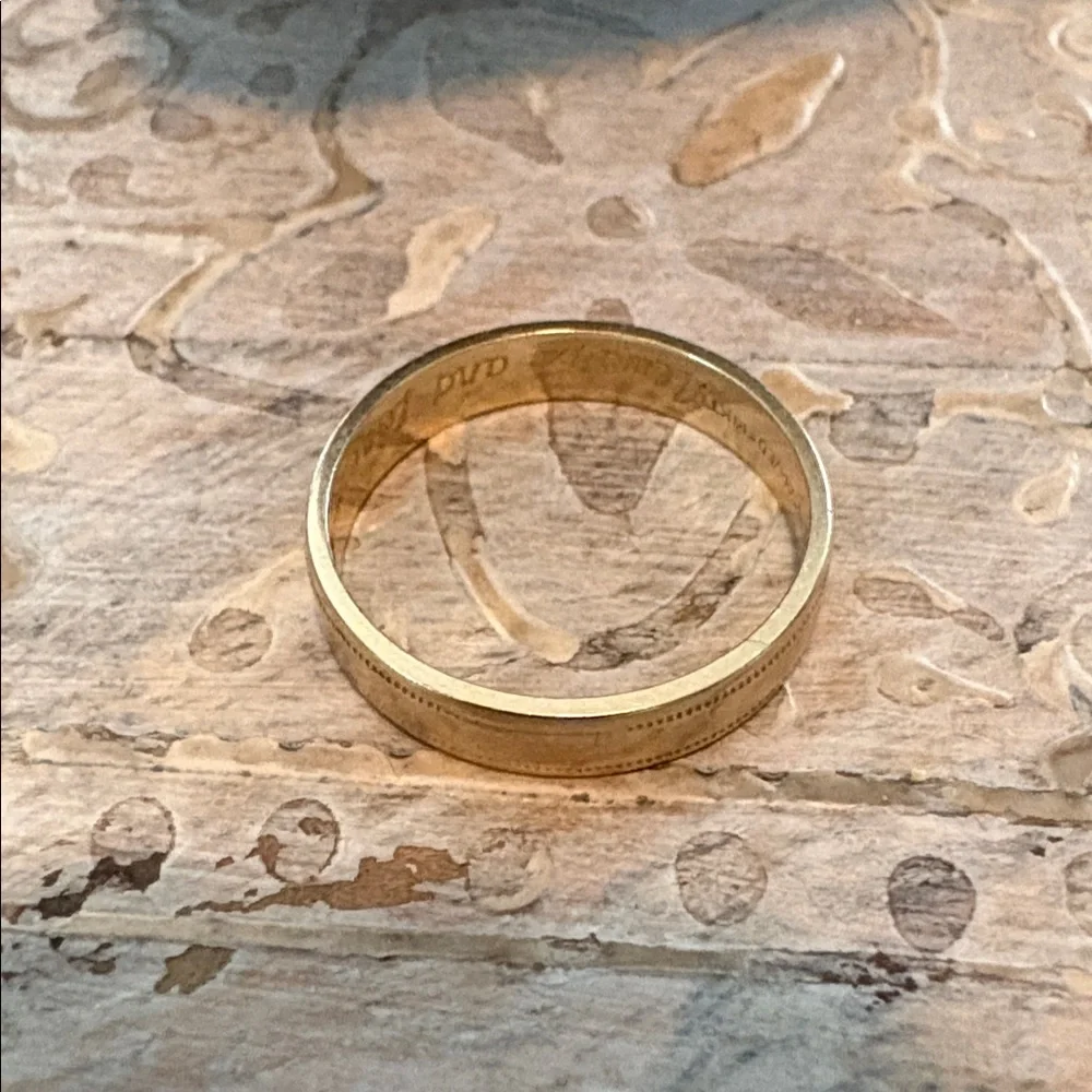 Gold wedding band with migraine edge detail size 5 1/5 - Picture 3 of 6